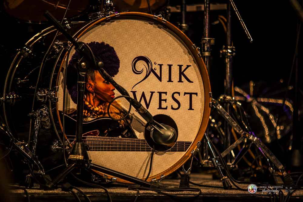 Nik West, funková princezna a baskytarová královna, která hrála i s Princem, okouzlila Plzeň