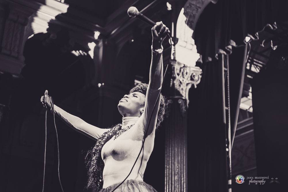 Nik West, funková princezna a baskytarová královna, která hrála i s Princem, okouzlila Plzeň