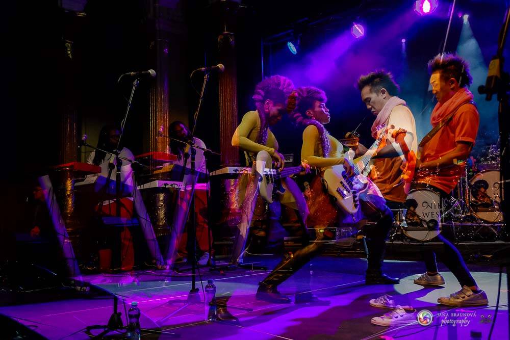 Nik West, funková princezna a baskytarová královna, která hrála i s Princem, okouzlila Plzeň