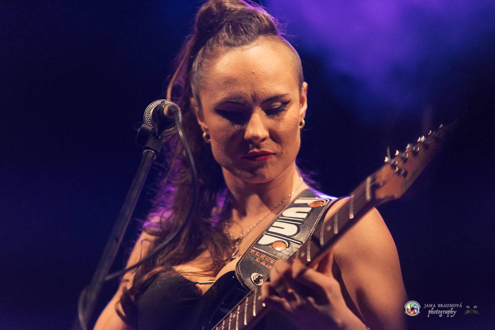 Nik West, funková princezna a baskytarová královna, která hrála i s Princem, okouzlila Plzeň