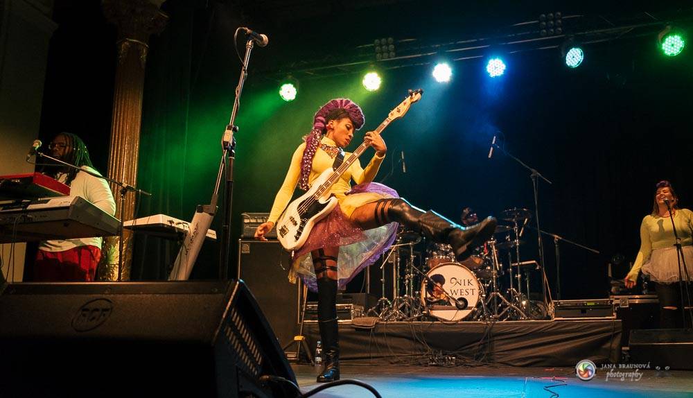 Nik West, funková princezna a baskytarová královna, která hrála i s Princem, okouzlila Plzeň