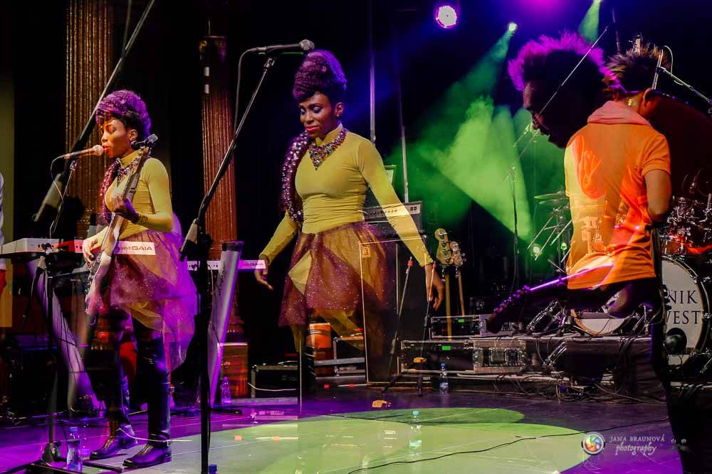 Nik West, funková princezna a baskytarová královna, která hrála i s Princem, okouzlila Plzeň