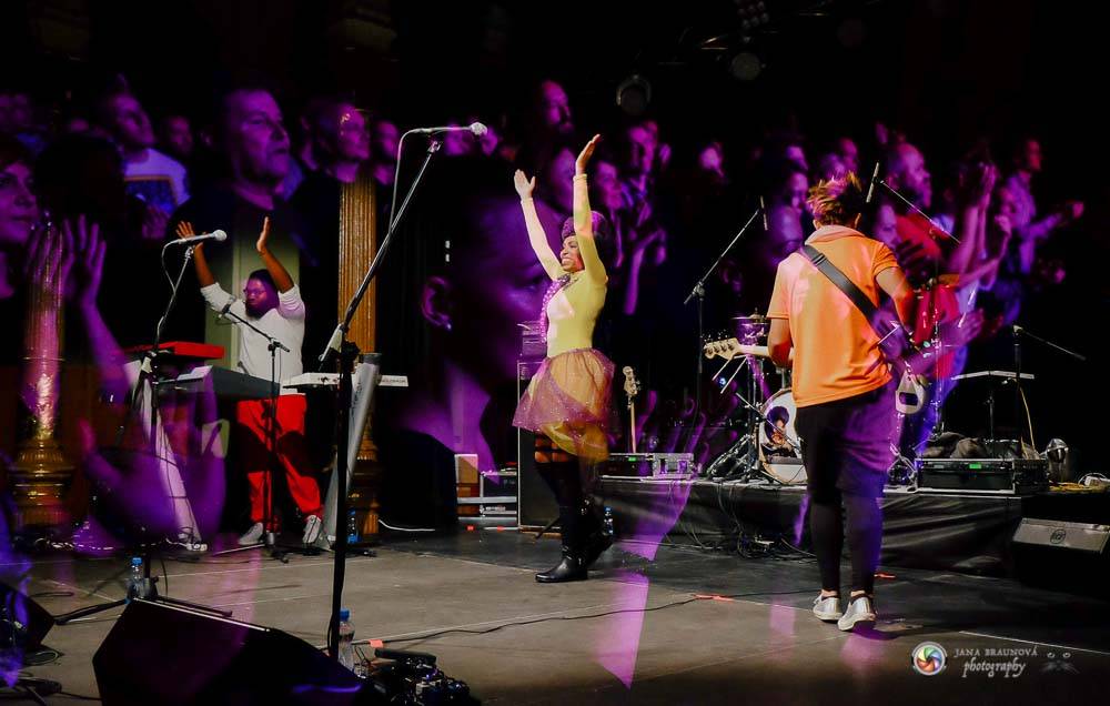 Nik West, funková princezna a baskytarová královna, která hrála i s Princem, okouzlila Plzeň