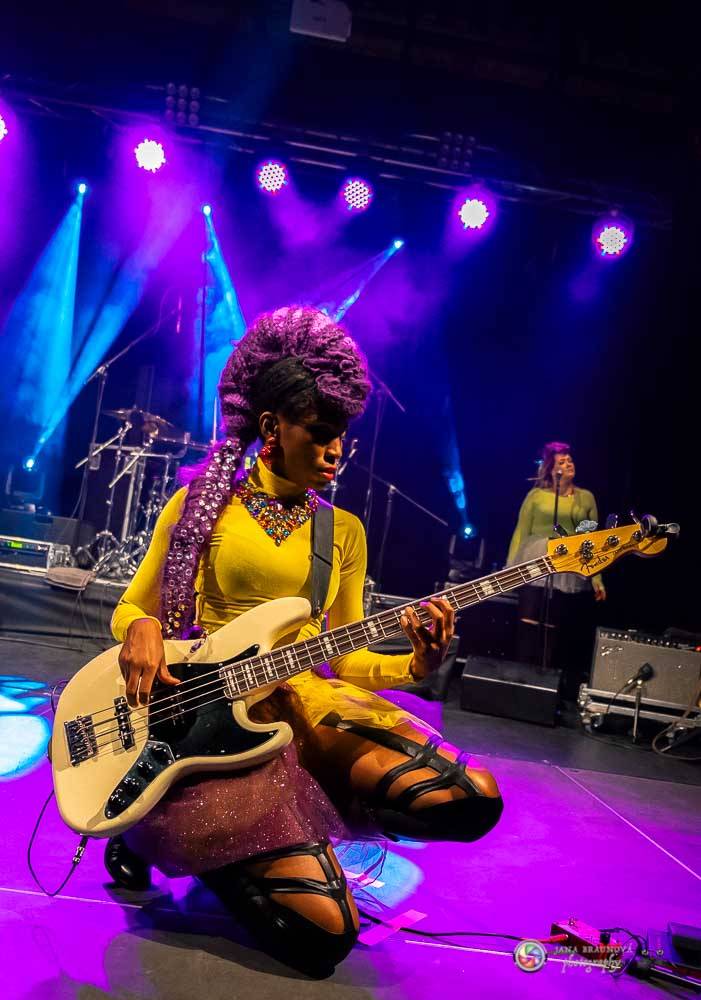 Nik West, funková princezna a baskytarová královna, která hrála i s Princem, okouzlila Plzeň