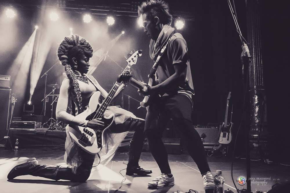 Nik West, funková princezna a baskytarová královna, která hrála i s Princem, okouzlila Plzeň