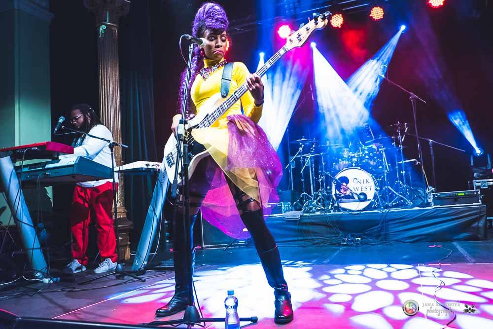 Nik West, funková princezna a baskytarová královna, která hrála i s Princem, okouzlila Plzeň