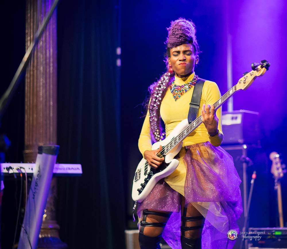 Nik West, funková princezna a baskytarová královna, která hrála i s Princem, okouzlila Plzeň