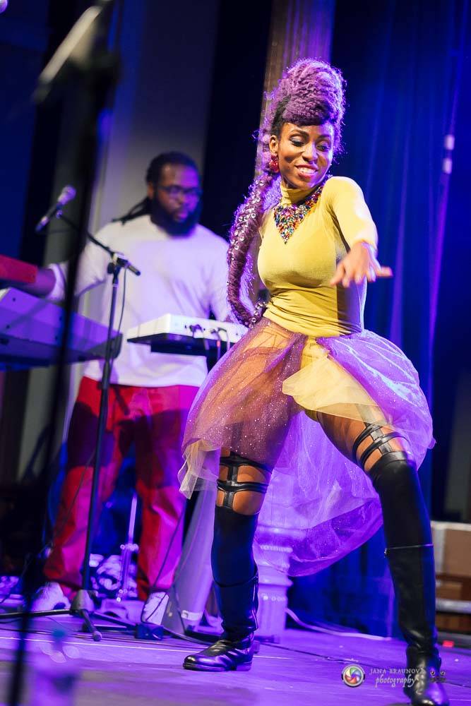 Nik West, funková princezna a baskytarová královna, která hrála i s Princem, okouzlila Plzeň