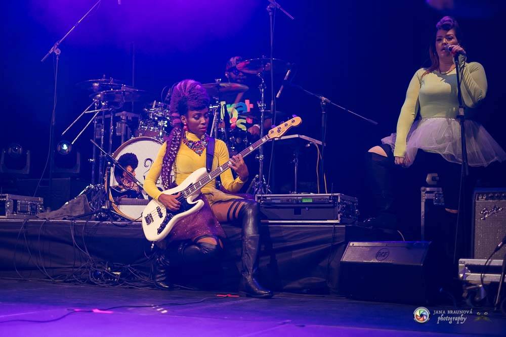 Nik West, funková princezna a baskytarová královna, která hrála i s Princem, okouzlila Plzeň