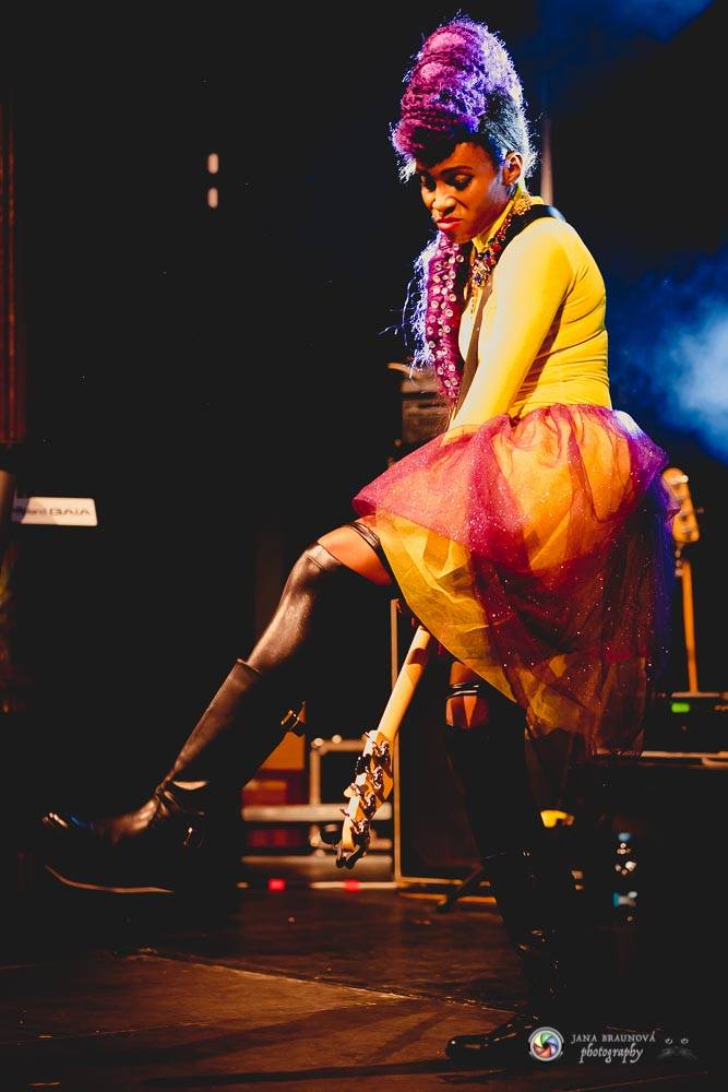 Nik West, funková princezna a baskytarová královna, která hrála i s Princem, okouzlila Plzeň