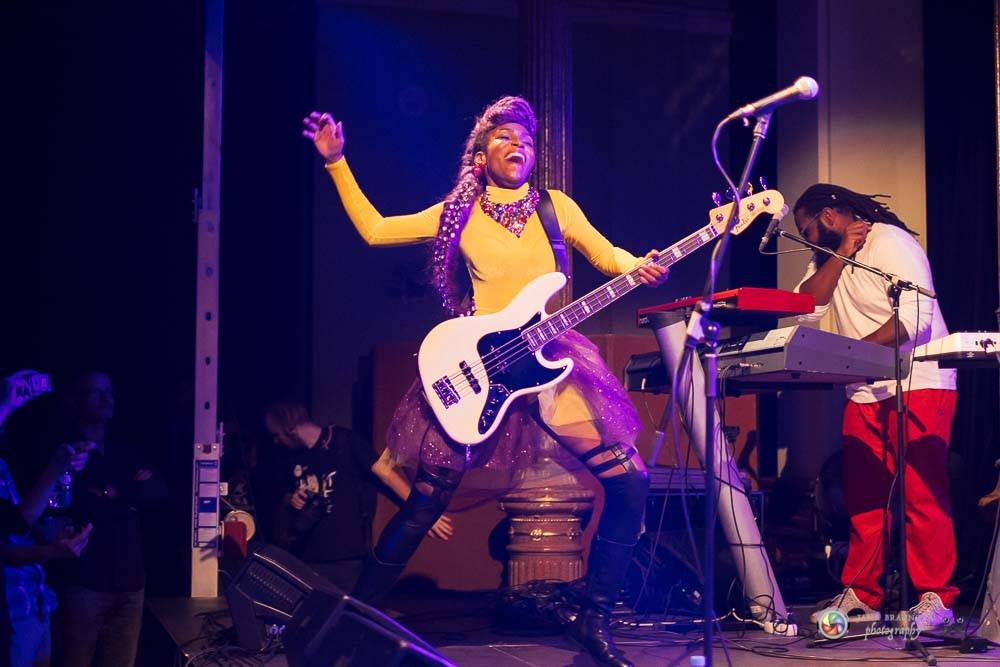 Nik West, funková princezna a baskytarová královna, která hrála i s Princem, okouzlila Plzeň