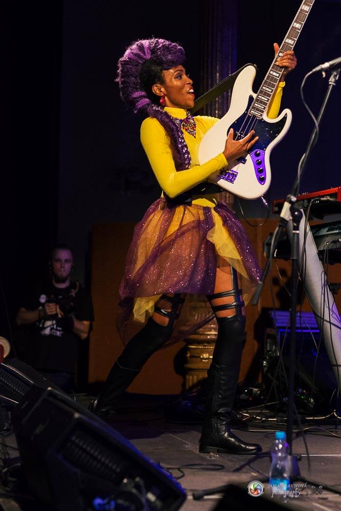 Nik West, funková princezna a baskytarová královna, která hrála i s Princem, okouzlila Plzeň