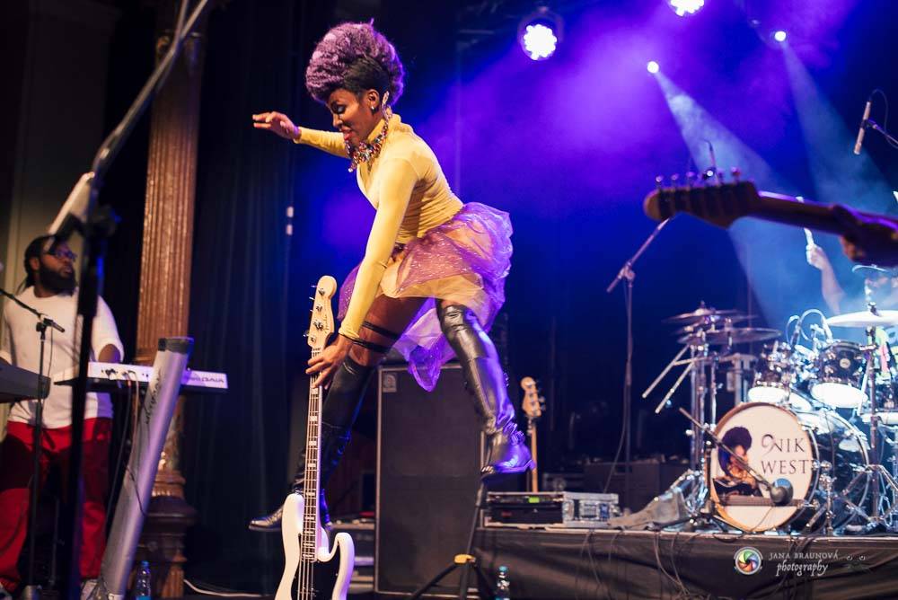 Nik West, funková princezna a baskytarová královna, která hrála i s Princem, okouzlila Plzeň