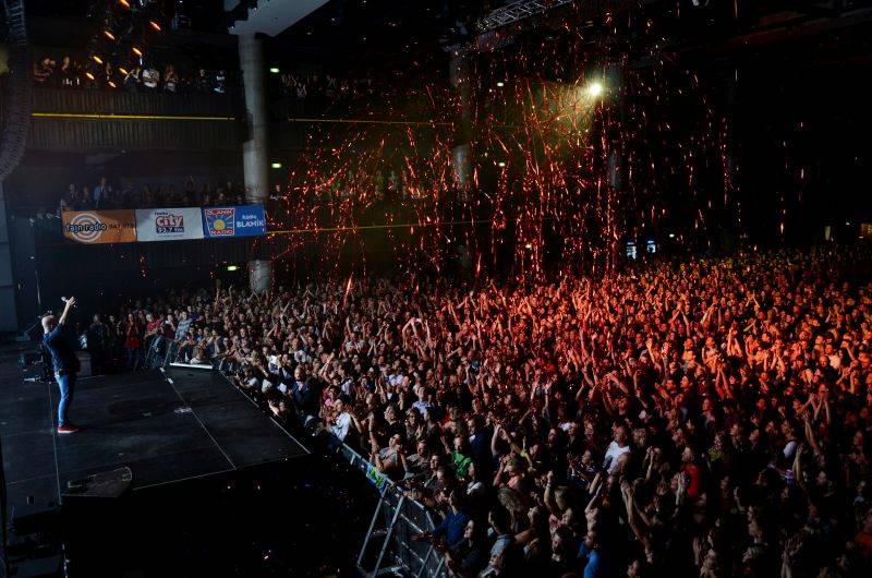 No Name vyprodali Forum Karlín, 20 let oslavili S láskou i s podprsenkou na pódiu