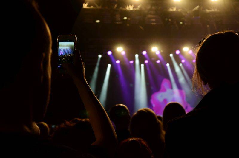 No Name vyprodali Forum Karlín, 20 let oslavili S láskou i s podprsenkou na pódiu