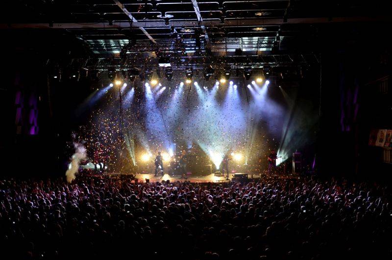 No Name vyprodali Forum Karlín, 20 let oslavili S láskou i s podprsenkou na pódiu