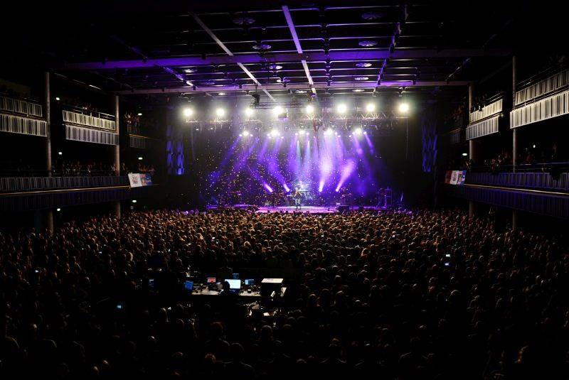 No Name vyprodali Forum Karlín, 20 let oslavili S láskou i s podprsenkou na pódiu