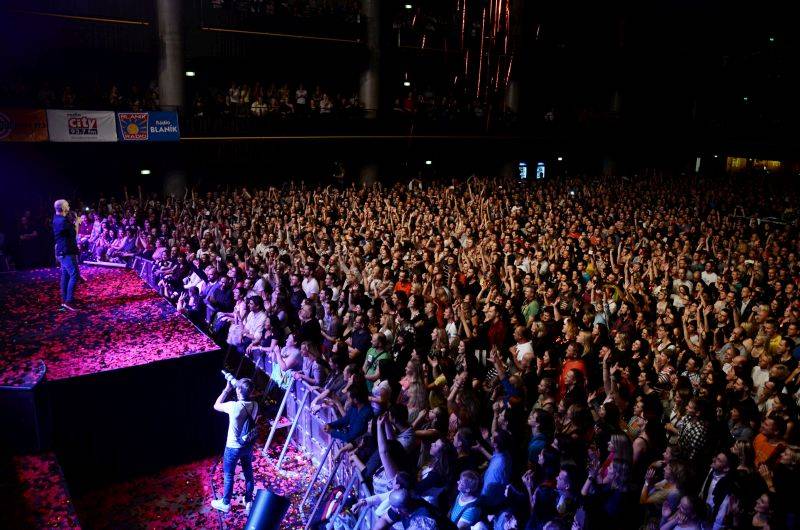 No Name vyprodali Forum Karlín, 20 let oslavili S láskou i s podprsenkou na pódiu