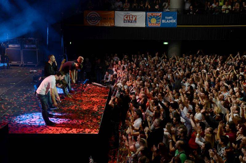 No Name vyprodali Forum Karlín, 20 let oslavili S láskou i s podprsenkou na pódiu