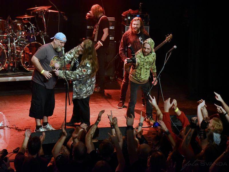 Třicátníci Debustrol křtili v Akropoli svoji Válku. Byl to nářez!