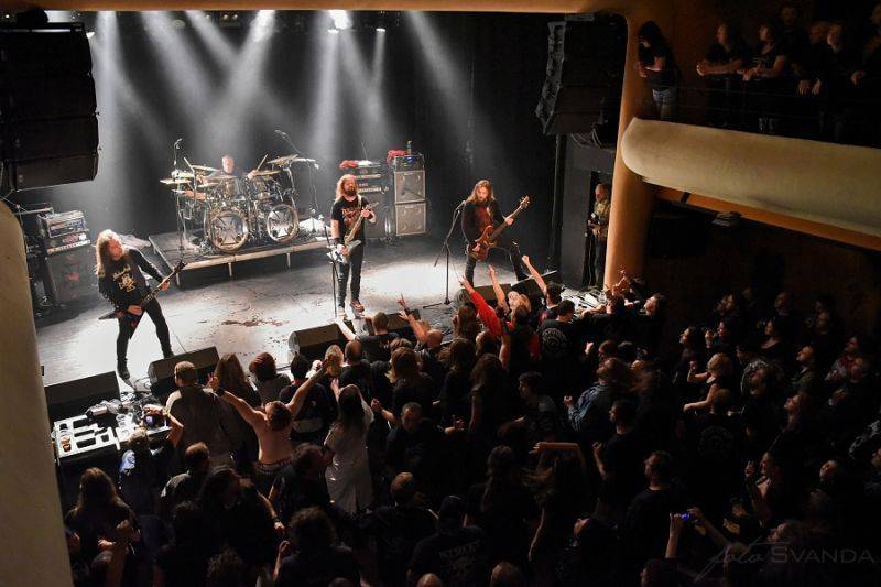 Třicátníci Debustrol křtili v Akropoli svoji Válku. Byl to nářez!