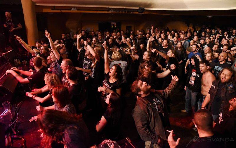 Třicátníci Debustrol křtili v Akropoli svoji Válku. Byl to nářez!