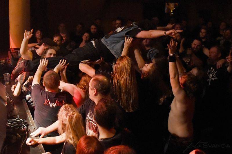 Třicátníci Debustrol křtili v Akropoli svoji Válku. Byl to nářez!