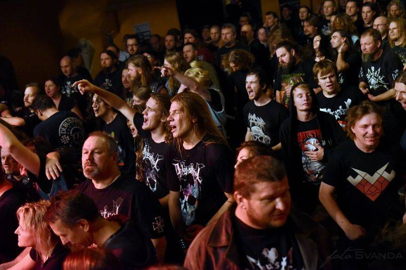 Třicátníci Debustrol křtili v Akropoli svoji Válku. Byl to nářez!