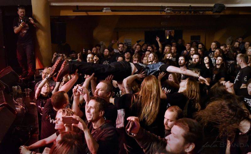 Třicátníci Debustrol křtili v Akropoli svoji Válku. Byl to nářez!