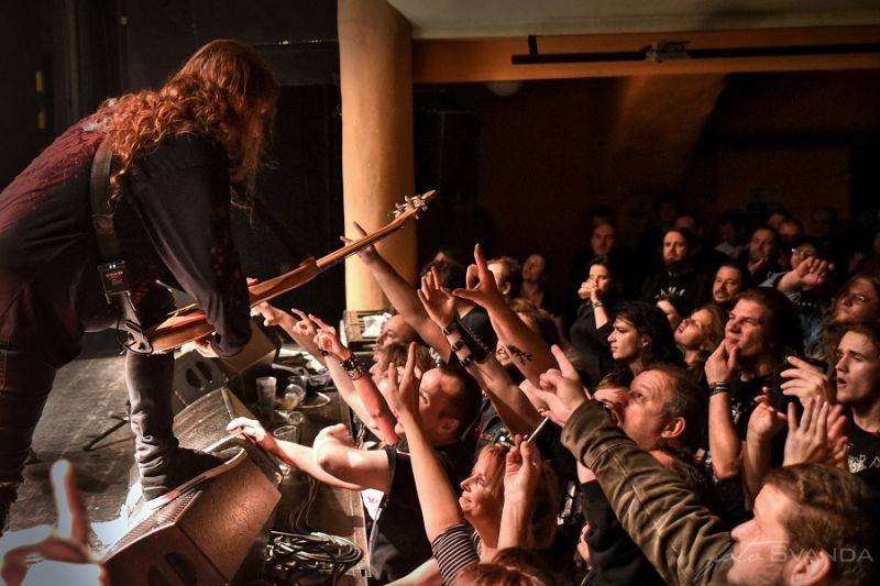 Třicátníci Debustrol křtili v Akropoli svoji Válku. Byl to nářez!