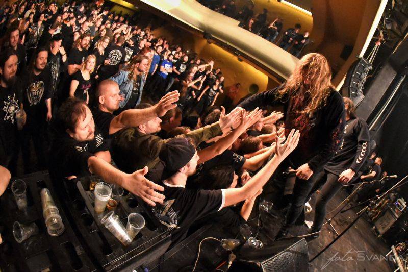 Třicátníci Debustrol křtili v Akropoli svoji Válku. Byl to nářez!