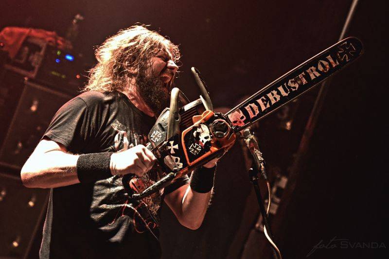 Třicátníci Debustrol křtili v Akropoli svoji Válku. Byl to nářez!