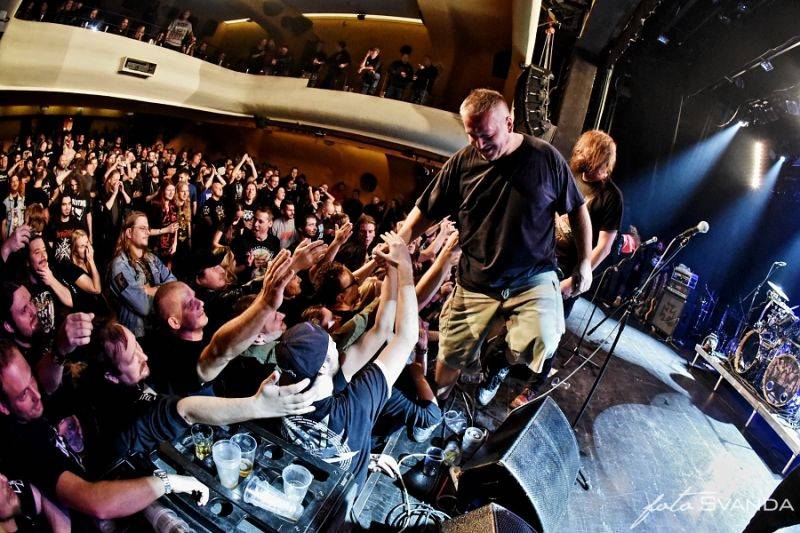 Třicátníci Debustrol křtili v Akropoli svoji Válku. Byl to nářez!