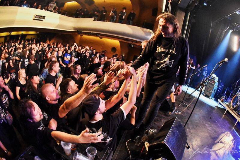 Třicátníci Debustrol křtili v Akropoli svoji Válku. Byl to nářez!