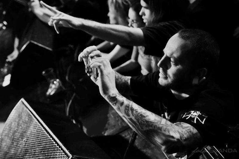 Třicátníci Debustrol křtili v Akropoli svoji Válku. Byl to nářez!