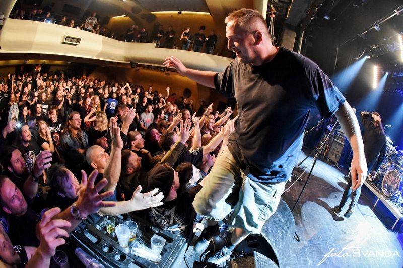 Třicátníci Debustrol křtili v Akropoli svoji Válku. Byl to nářez!