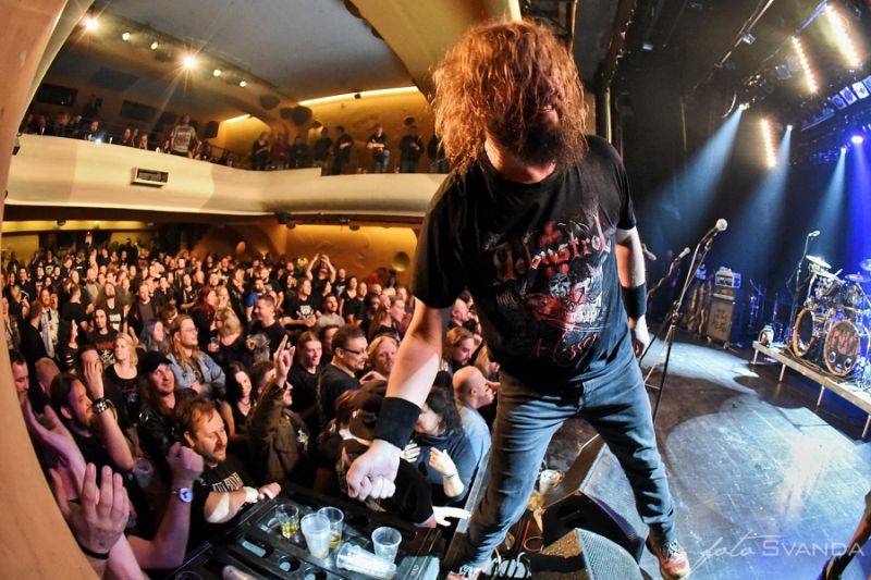 Třicátníci Debustrol křtili v Akropoli svoji Válku. Byl to nářez!