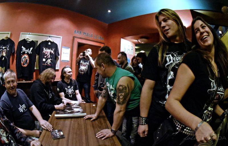 Třicátníci Debustrol křtili v Akropoli svoji Válku. Byl to nářez!