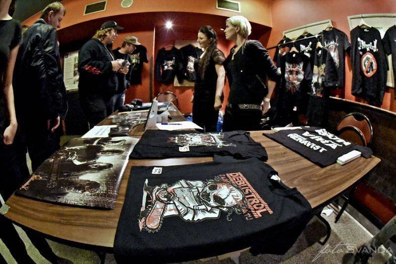 Třicátníci Debustrol křtili v Akropoli svoji Válku. Byl to nářez!