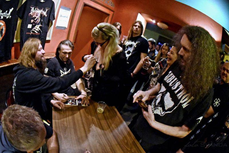 Třicátníci Debustrol křtili v Akropoli svoji Válku. Byl to nářez!