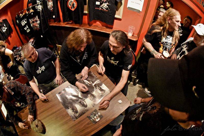 Třicátníci Debustrol křtili v Akropoli svoji Válku. Byl to nářez!