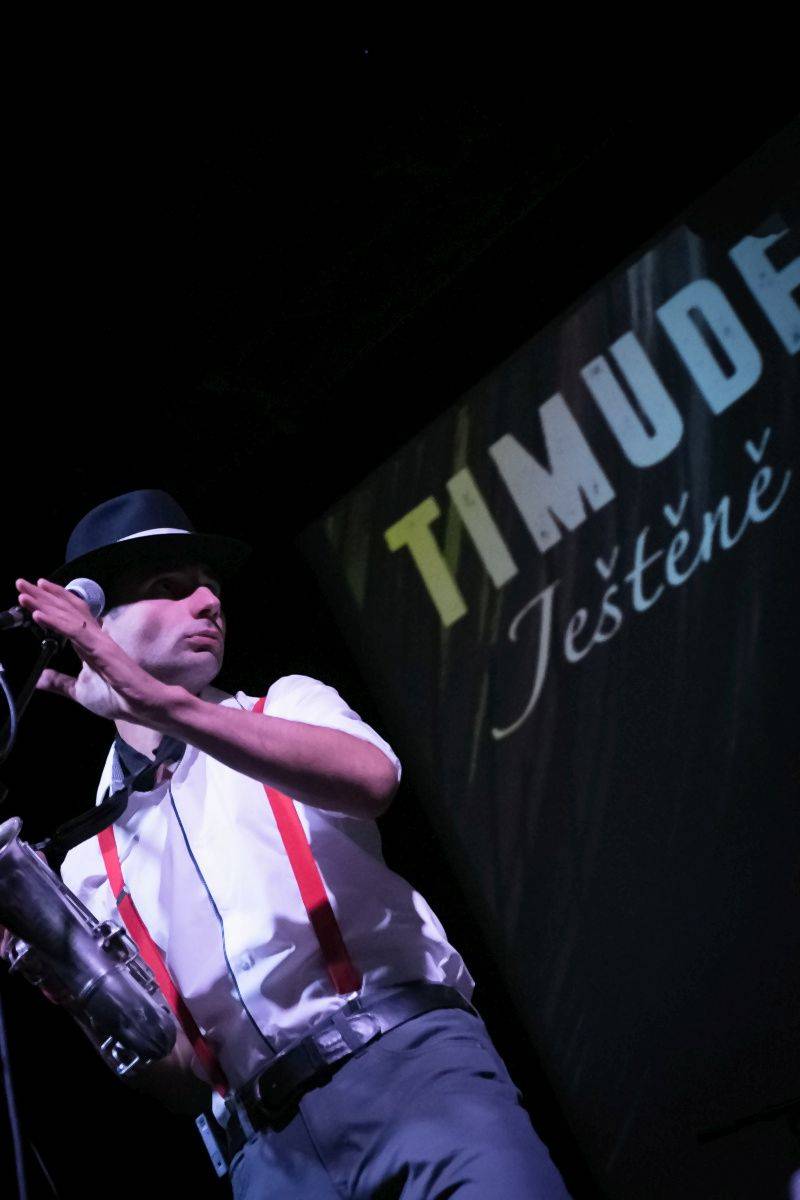 Timudej křtili Ještěně, v Roxy byla k vidění i akrobacie nebo vokální skupina