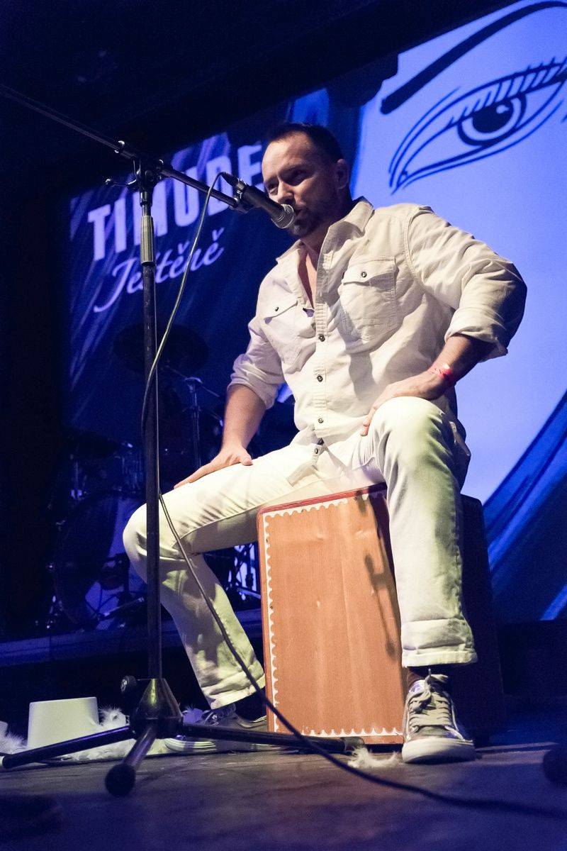 Timudej křtili Ještěně, v Roxy byla k vidění i akrobacie nebo vokální skupina