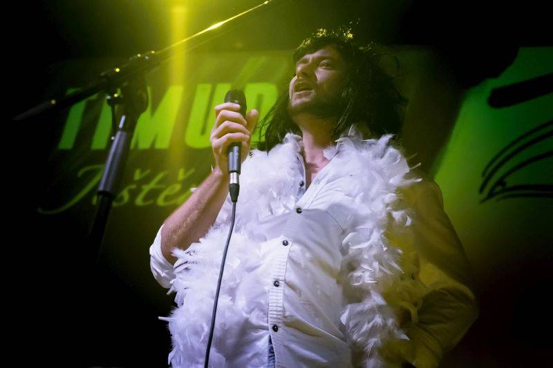 Timudej křtili Ještěně, v Roxy byla k vidění i akrobacie nebo vokální skupina