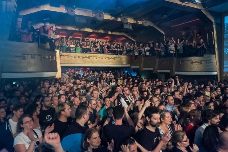 Timudej křtili Ještěně, v Roxy byla k vidění i akrobacie nebo vokální skupina