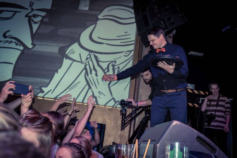 Timudej křtili Ještěně, v Roxy byla k vidění i akrobacie nebo vokální skupina