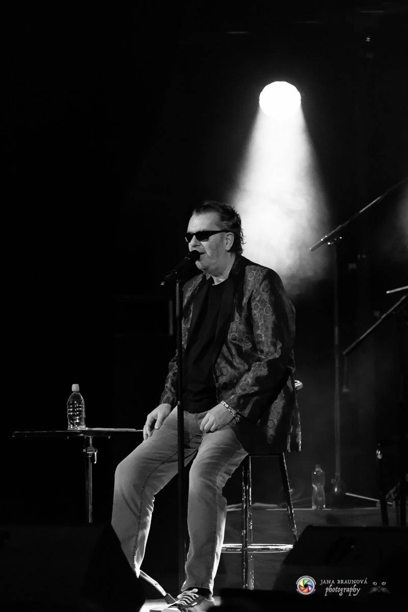 Richard Müller zazpíval pro plný sál Měšťanské besedy v Plzni šansony i svižné hitovky