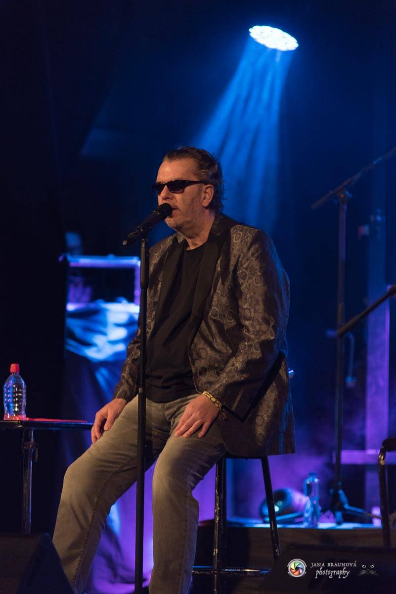 Richard Müller zazpíval pro plný sál Měšťanské besedy v Plzni šansony i svižné hitovky