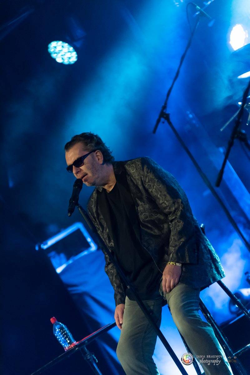 Richard Müller zazpíval pro plný sál Měšťanské besedy v Plzni šansony i svižné hitovky