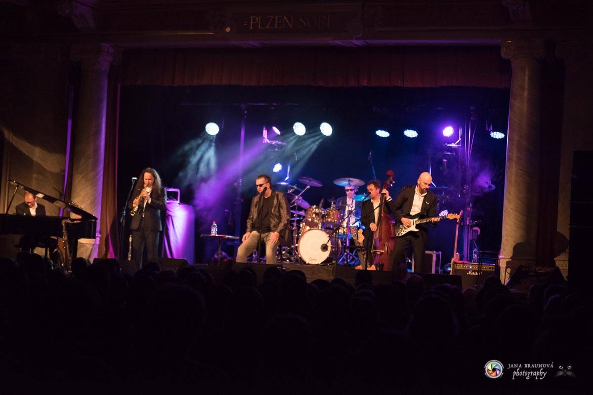 Richard Müller zazpíval pro plný sál Měšťanské besedy v Plzni šansony i svižné hitovky